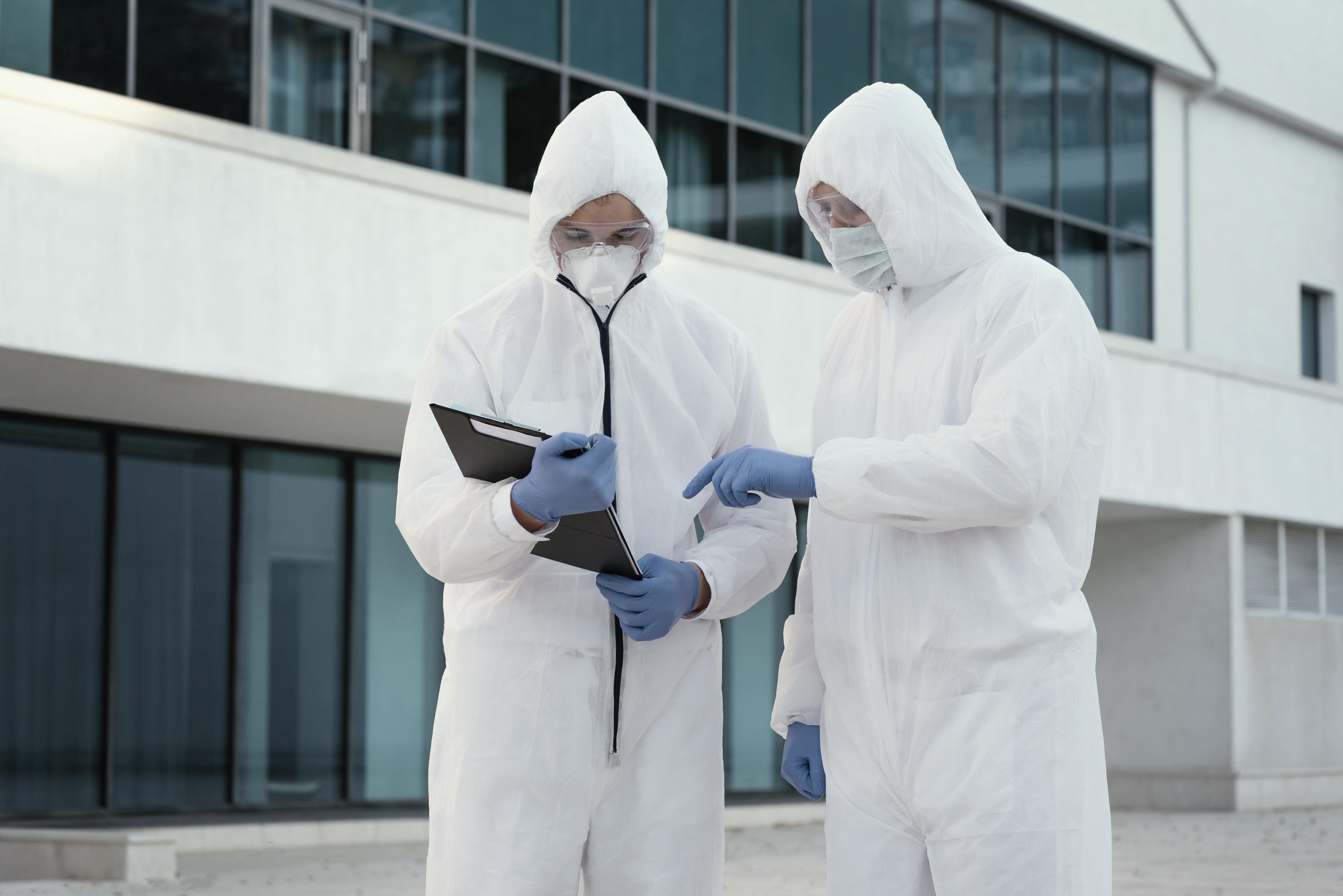 Сотрудник СмартДез проводит дезинфекцию